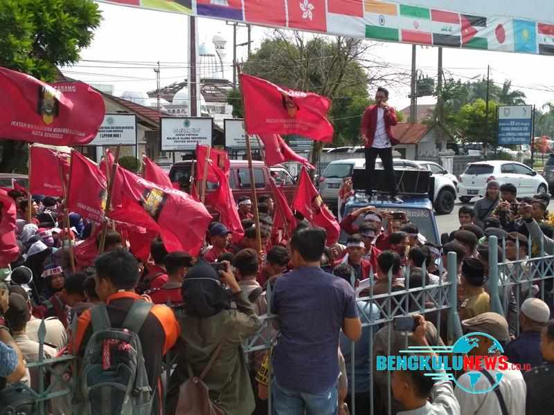 IMM berunjuk rasa di depan Kantor DPRD Bengkulu