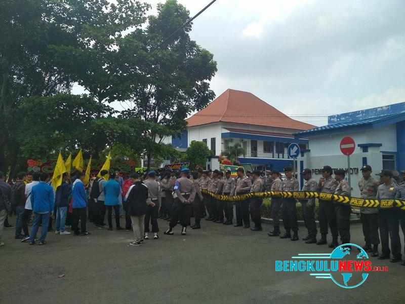 Aksi PMII Iringi Sertijab Helmi-Dedi