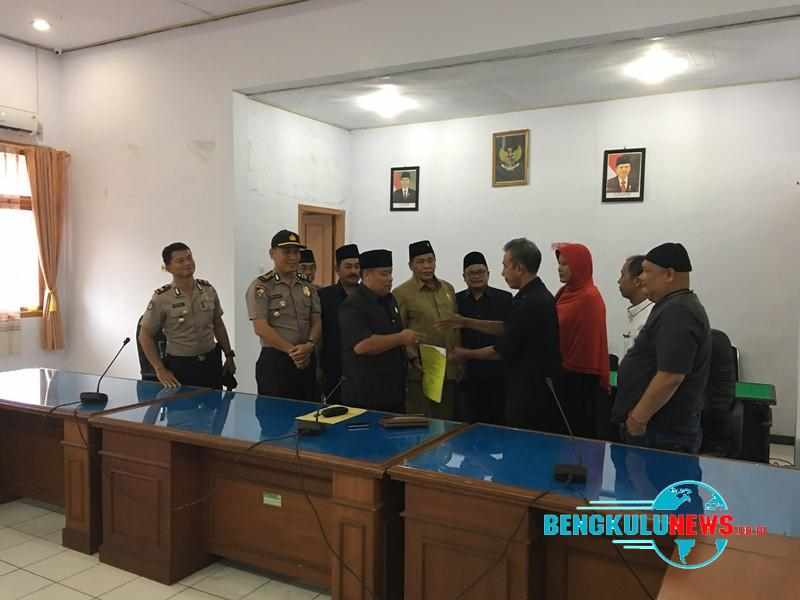 Warga Lembak Ancam Golput dan Tidak Bayar Pajak