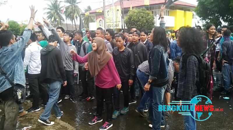 Aksi HMI di depan kantor DPRD Provinsi Bengkulu Beberapa Waktu Lalu