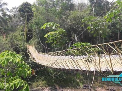 Jembatan Gantung Nyaris Ambruk, Petani Kesulitan Pergi ke Sawah