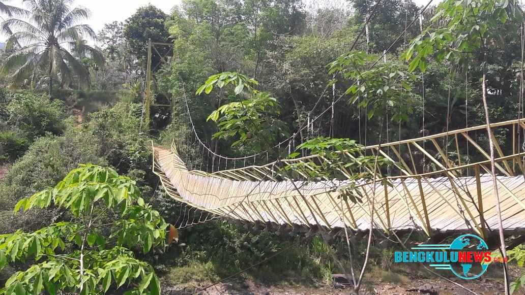 Jembatan Gantung Nyaris Ambruk, Petani Kesulitan Pergi ke Sawah