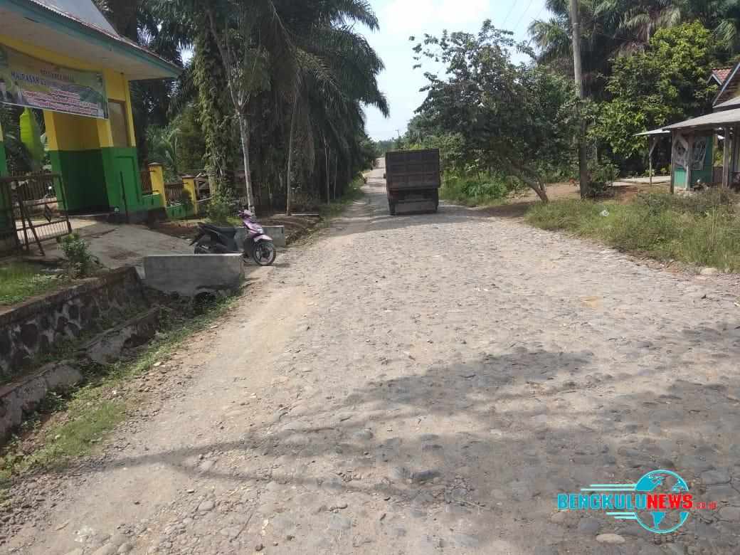 Jalan Belum Diaspal, Guru dan Siswa MTSN 3 Mukomuko Kesulitan Pergi Sekolah