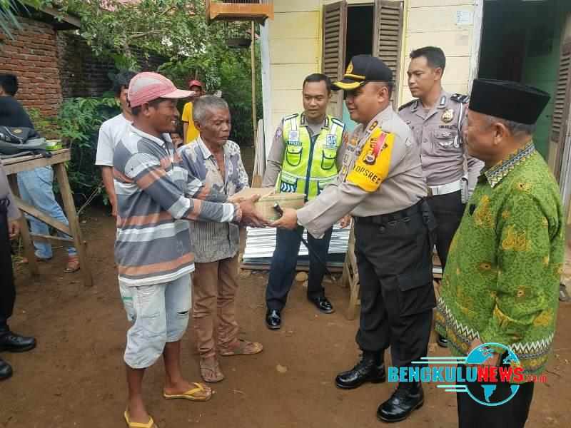 Satlantas Bengkulu Utara Bedah Rumah di Pasar Kerkap