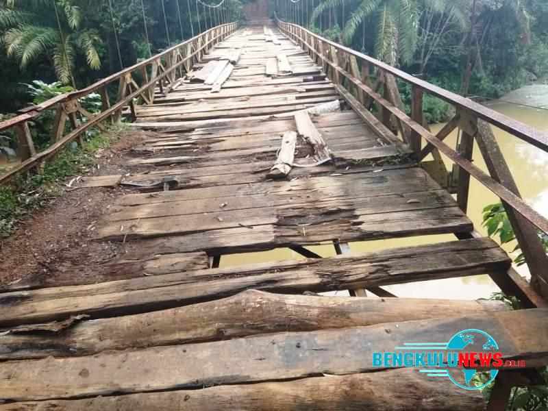 Tak Layak Dilewati, Jembatan Gantung di Desa Dusun Pulau Rusak Parah