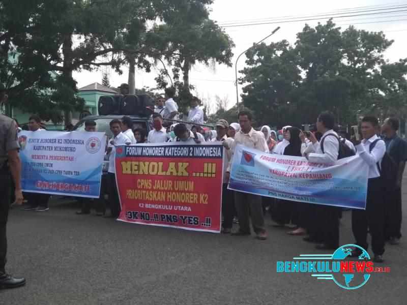Sejumlah honorer K2 Bengkulu menggelar aksi di depan kantor gubernur. Foto, DOk