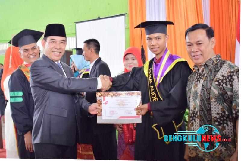 Bupati Rejang Lebong, Ahmad Hijazi bersama wisudawan