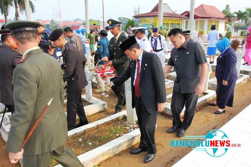 Asisten I Hamka Sabri mengikuti upacara ziarah dan tabur bunga di makam pahlawan Balai Buntar dalam rangka HUT TNI ke-73