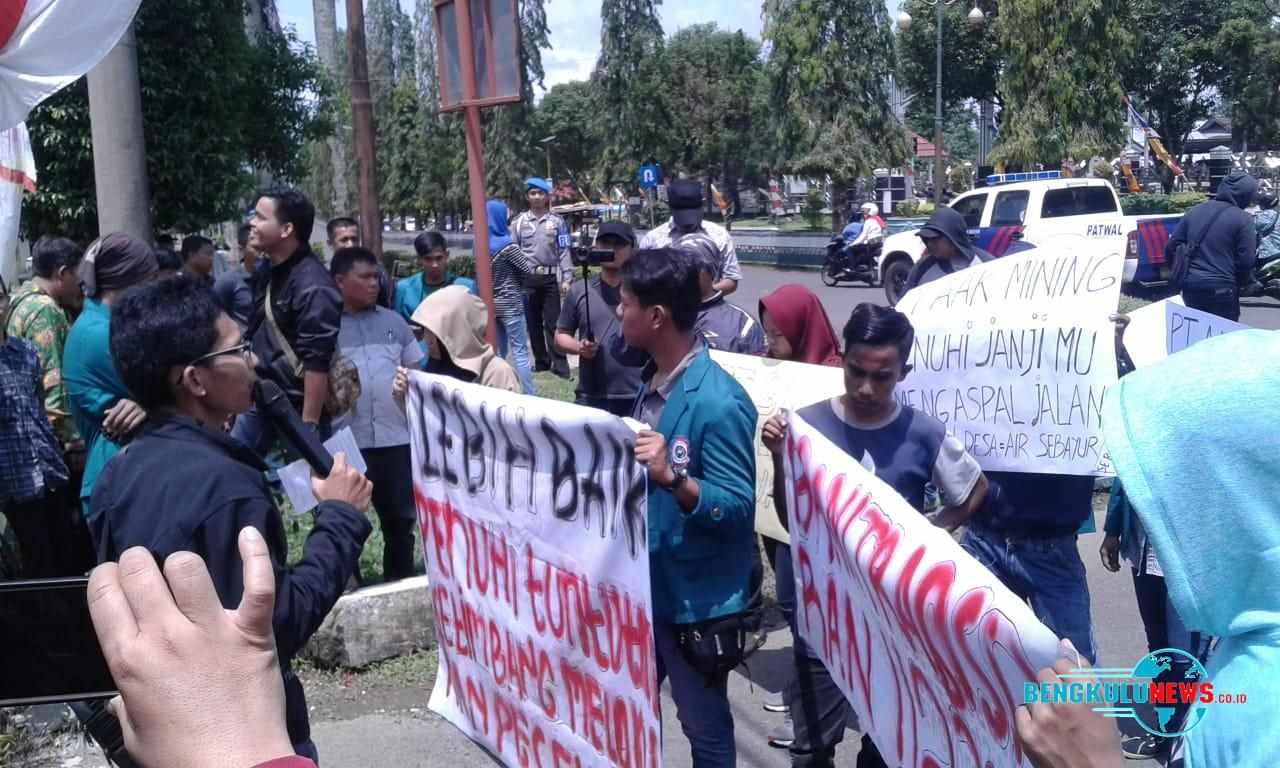 Massa SERBU Gelar Aksi Lagi di Depan Kantor Bupati