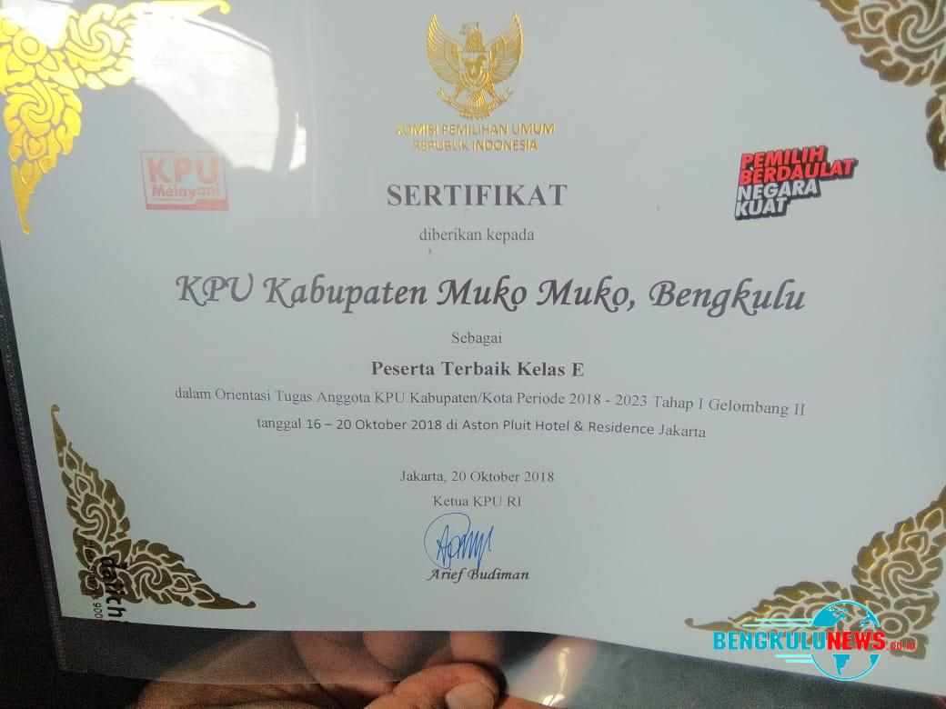 Sertifikat penghargaan peserta terbaik yang diberikan KPU RI