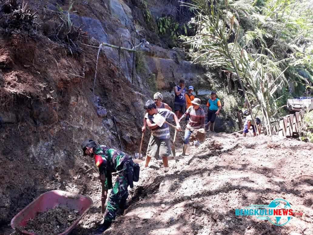 Di Desa Ini Gotong Royong Ketika Longsor Jadi Tradisi