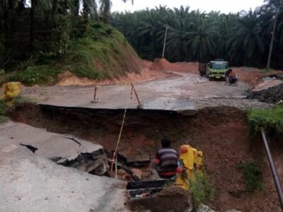 Jalan Lintas Barat Bengkulu-Mukomuko Putus Total