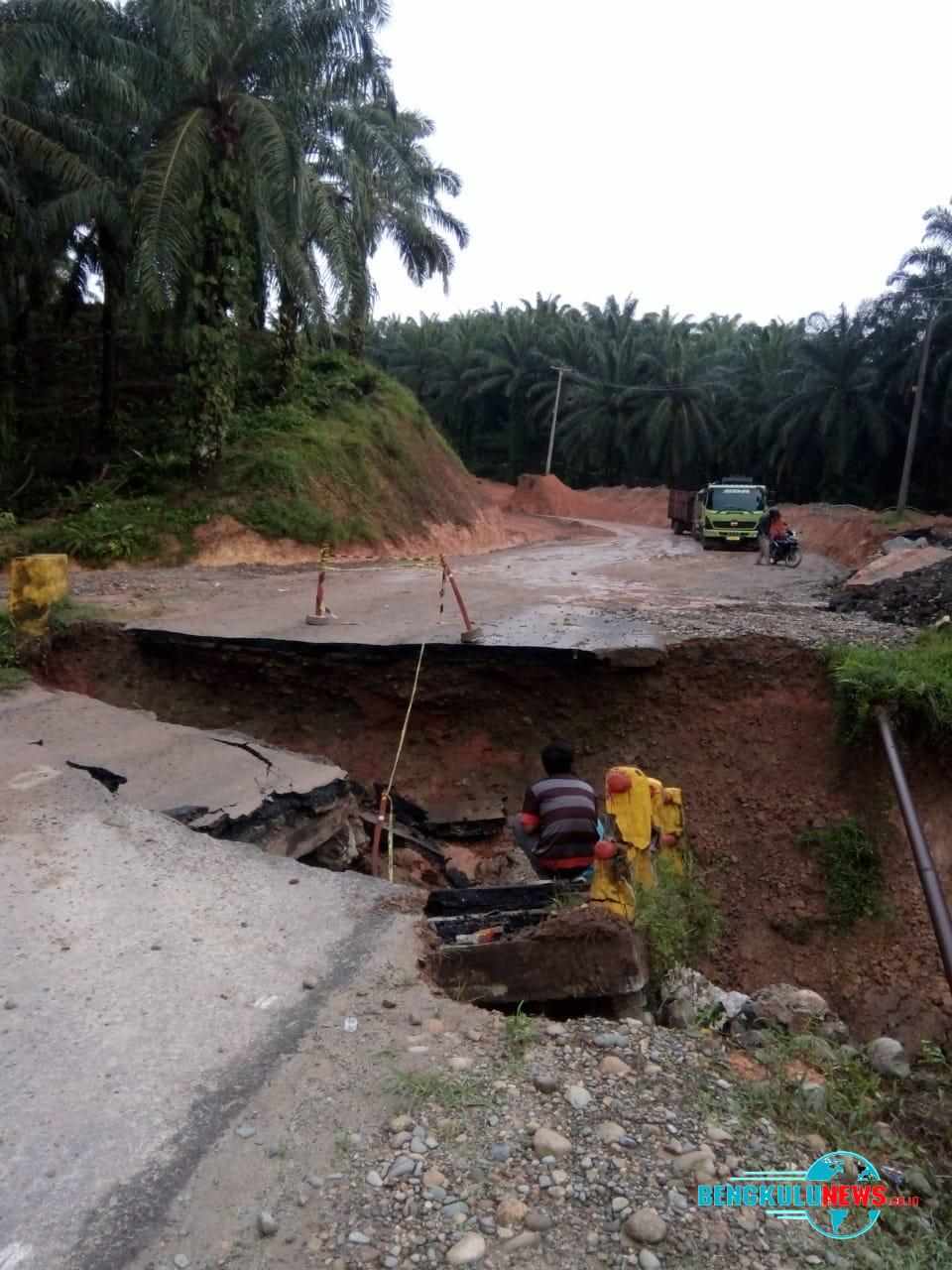 Jalan Lintas Barat Bengkulu-Mukomuko Putus Total