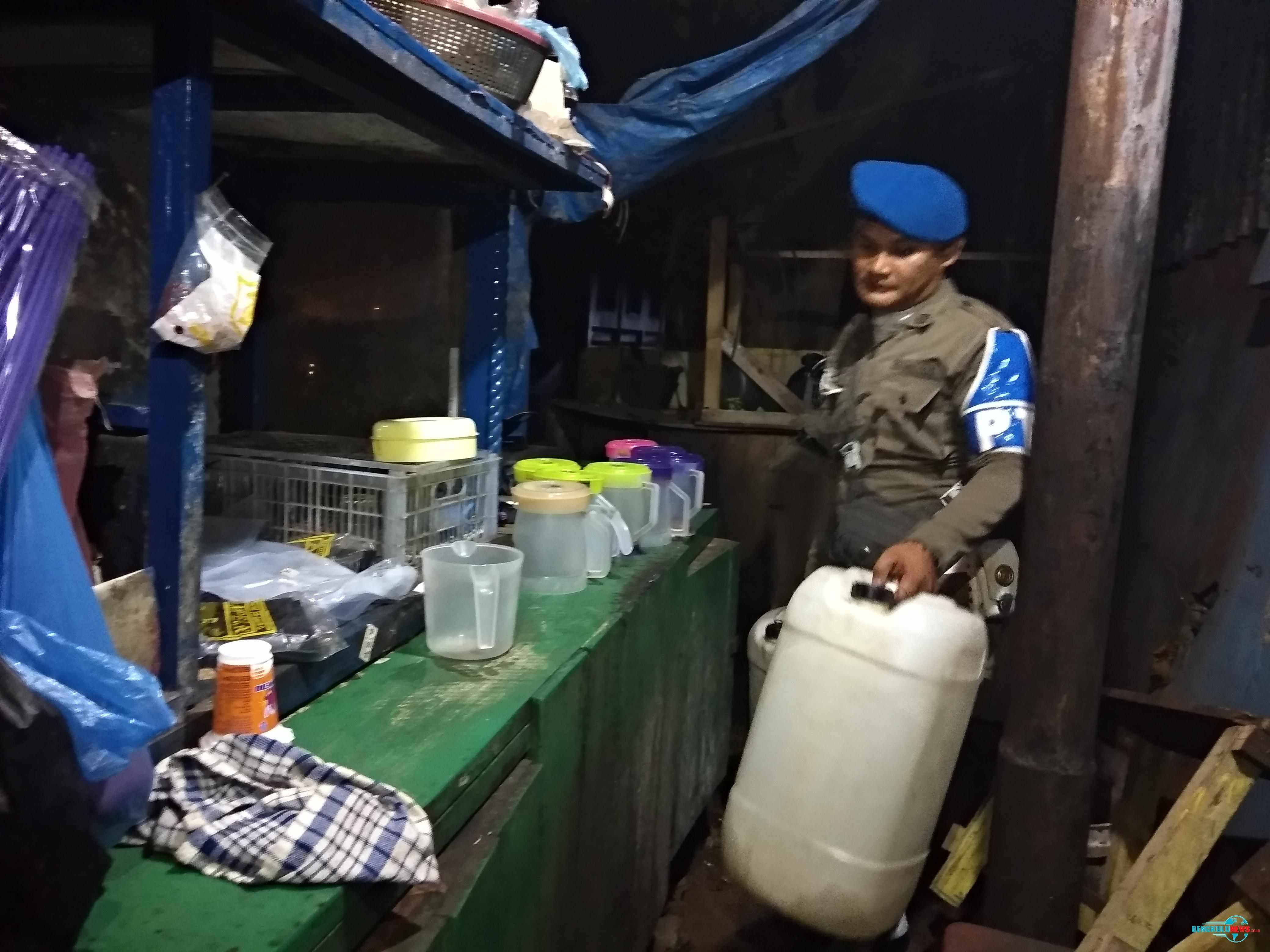 Satpol PP Kota Bengkulu Tertibkan Warung Tuak di Pasar Minggu, Selasa (9/10) malam.