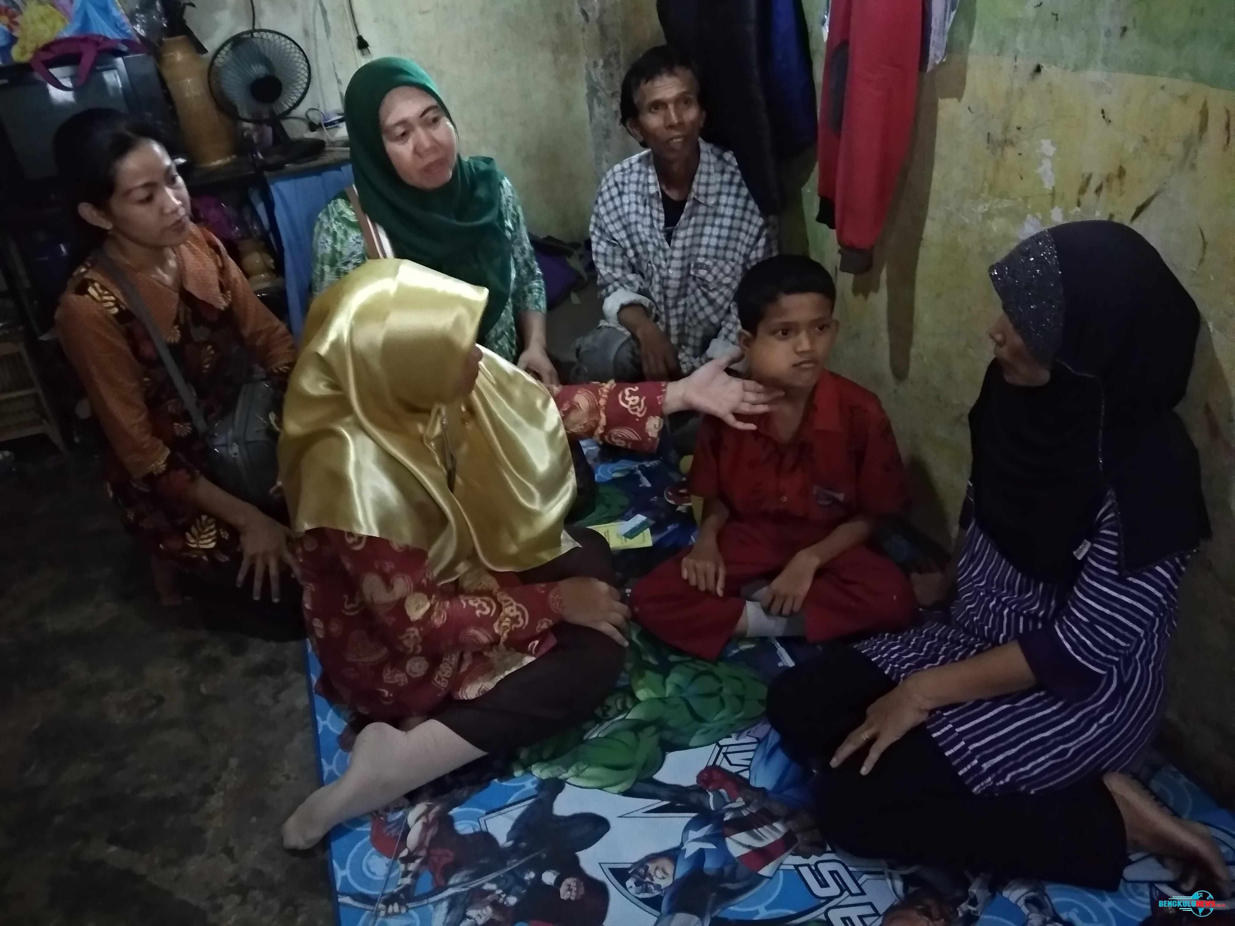 Direktur RSUD Kota Bengkulu, Lista saat mengunjungi Ivander di kediamannya, Kamis (25/10) siang.