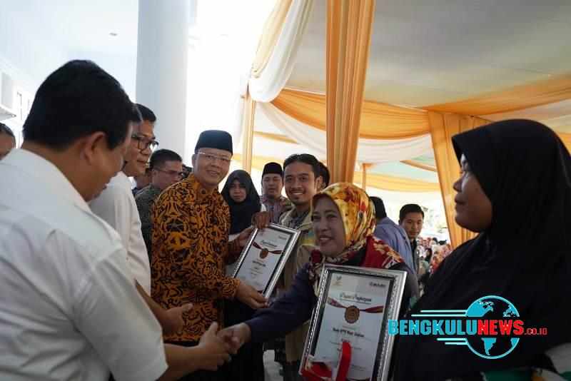 Plt Gub serahkan buku rekening penerima program KUBE (Kelompok Usaha Bersama) sekaligus penghargaan kepada Kube produktif