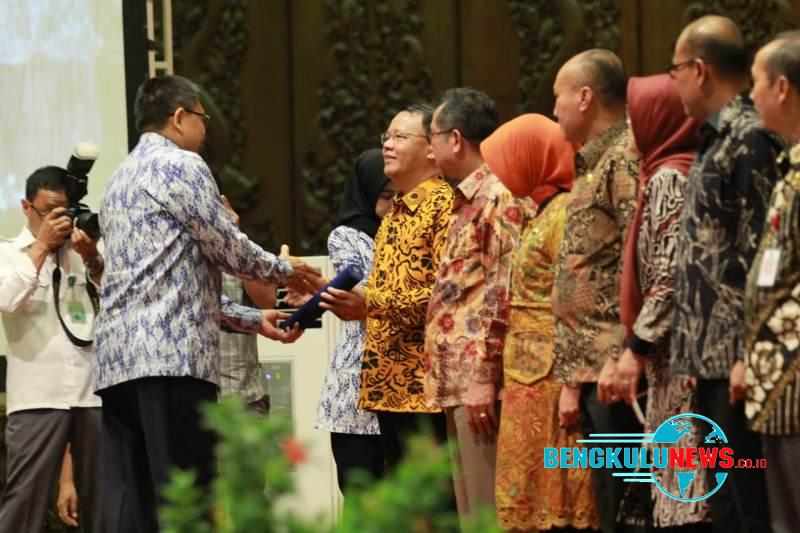 Rohidin Mersyah Terima Penghargaan dari Kementerian LHK