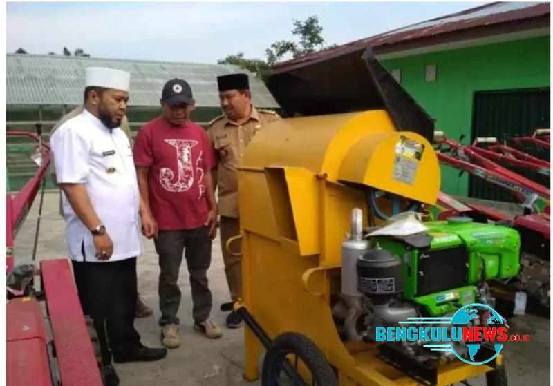 Wali Kota Bengkulu Helmi Hasan membagikan alat dan mesin pertanian