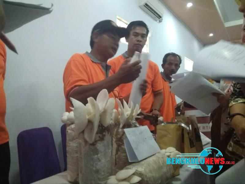  Warga Desa Abu Sakim Kecamatan Pondok Kelapa Kabupaten Bengkulu Tengah