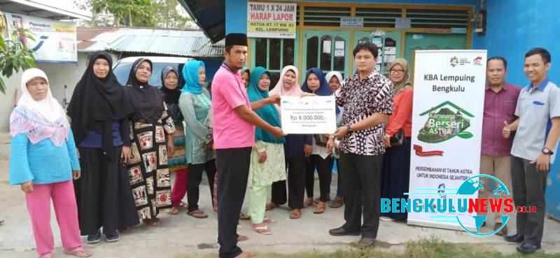 Kussujianto Utomo (kanan) selaku perwakilan AFFCO Bengkulu secara simbolis memberikan bantuan kepada Sahroni Ama selaku Ketua Kampung Berseri Astra RW 03 Kelurahan Lempuing