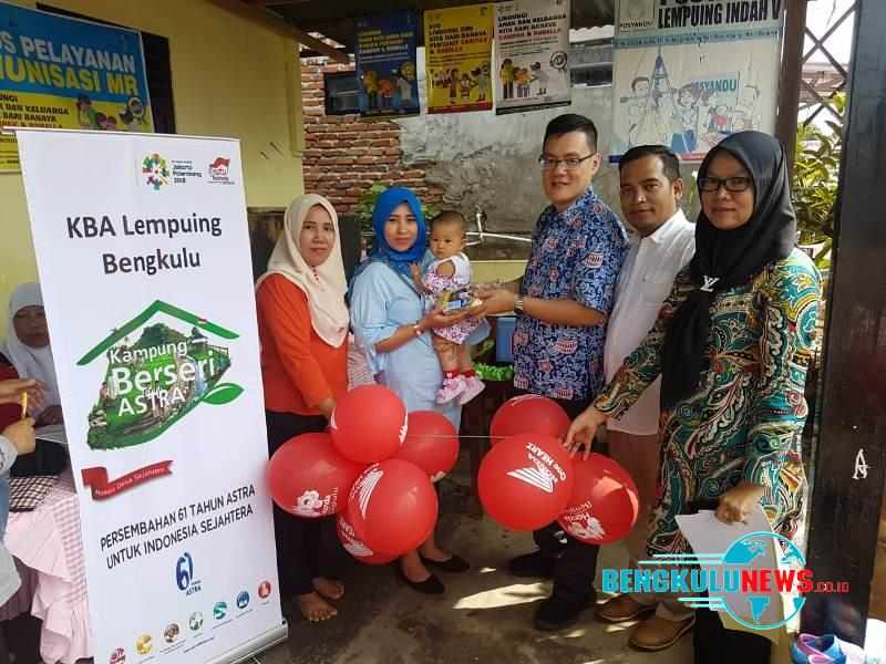 Astra Beri Bantuan Makanan Tambahan untuk Balita di Lempuing