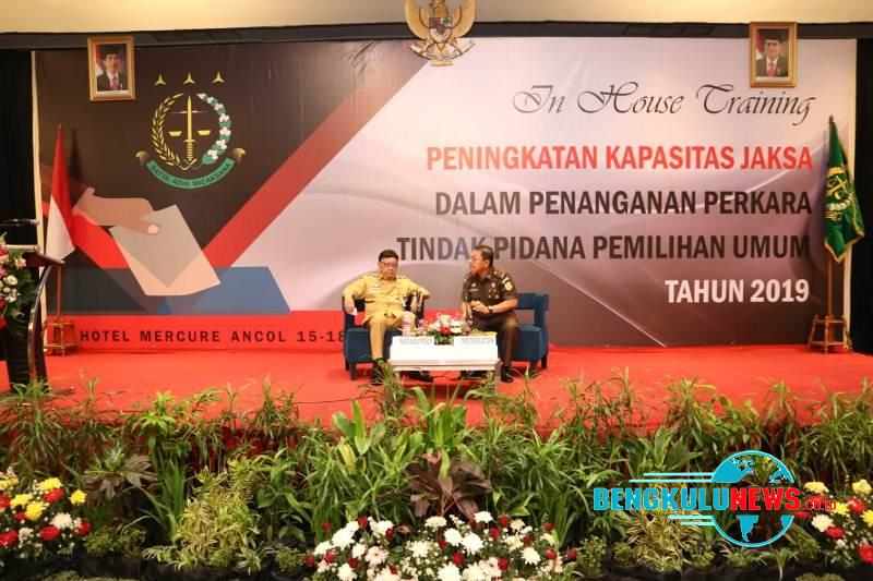 Menteri Dalam Negeri (Mendagri) Tjahjo Kumolo (kiri)