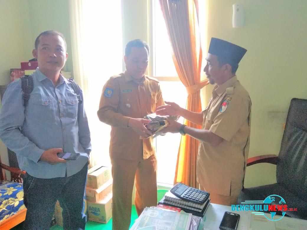 Pemkab Mukomuko baru menerima sumbangan dana dari Kecamatan Pondok Suguh
