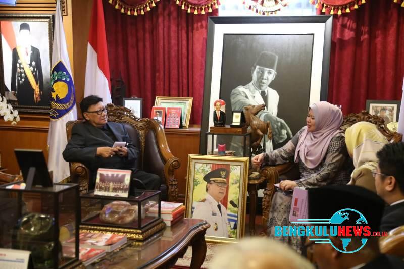 Menteri Dalam Negeri (Mendagri ) Tjahjo Kumolo menerima kunjungan Menteri Pembangunan Luar Bandar Malaysia, Datuk Seri Rina Mohd Harun.