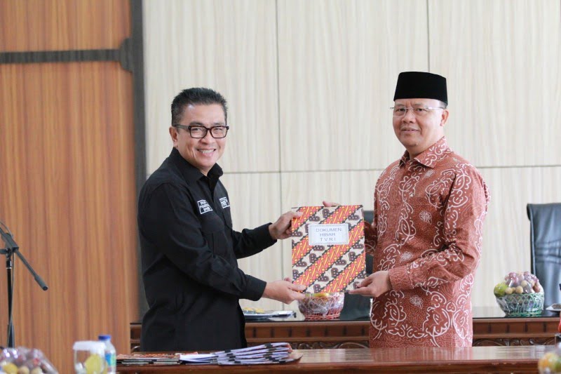 Direktur TVRI Pusat Helmi Yahya menerima naskah hibah yang diserahkan Plt Gubernur Bengkulu Rohidin Mersyah