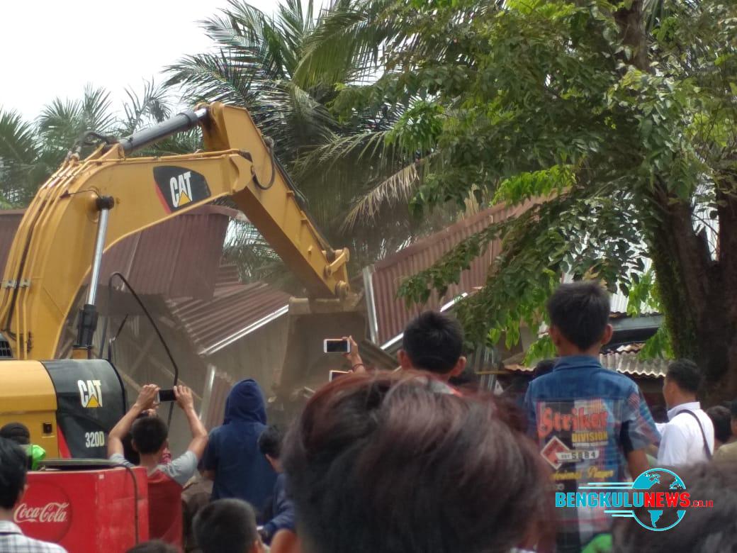Warung Prostitusi Sungai Hitam Diratakan
