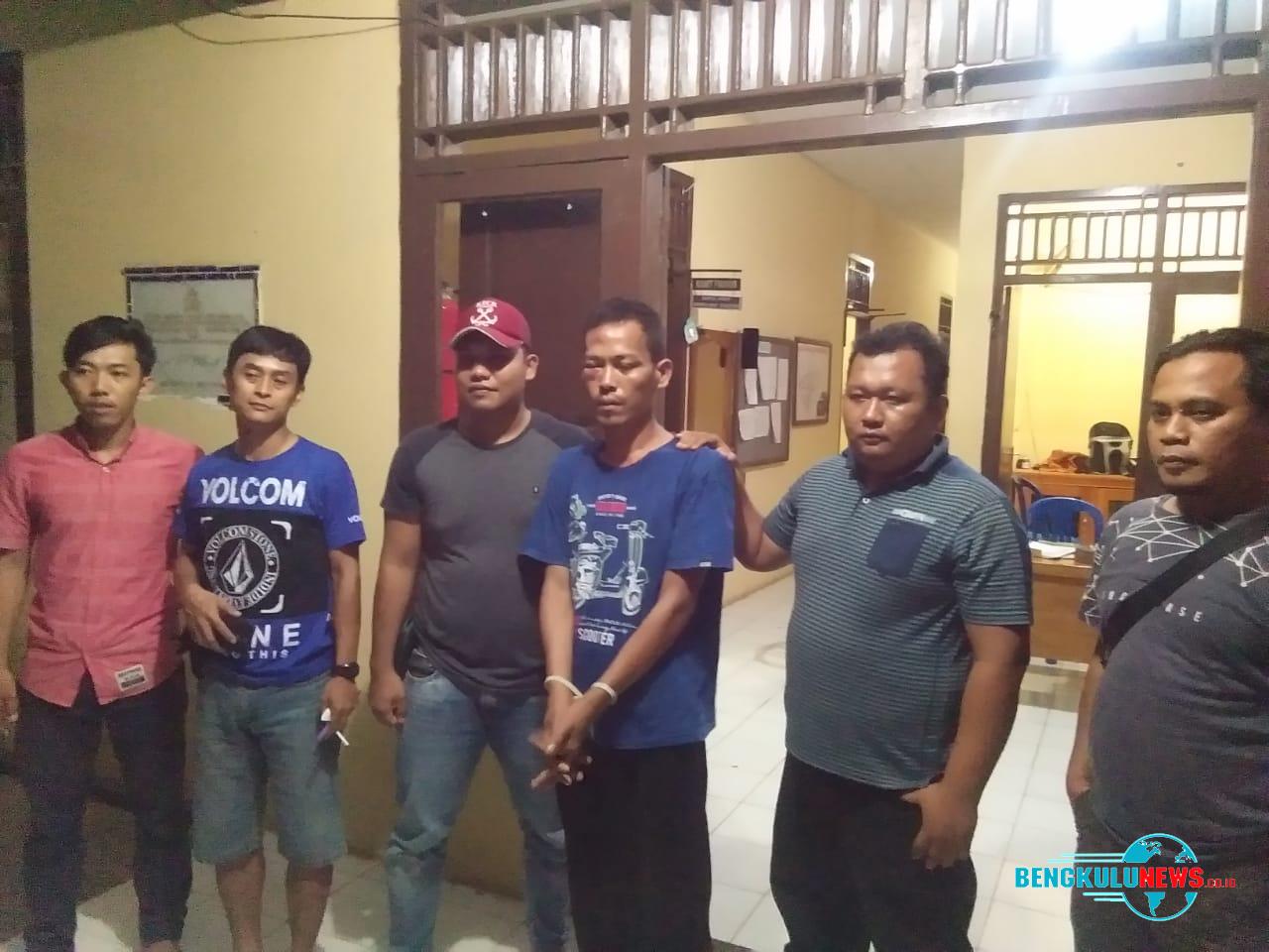 Pelaku ditahan kepolisan Polsek Batik Nau