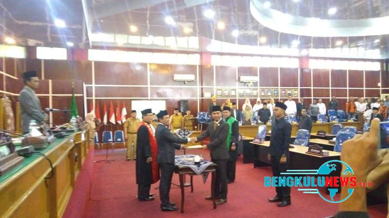 Wien Zafitrah Resmi Duduki Kursi Waka I DPRD Kota