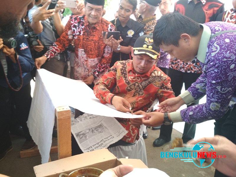 Helmi-Dedi Ciptakan Motif Batik Besurek Harapan-Doa