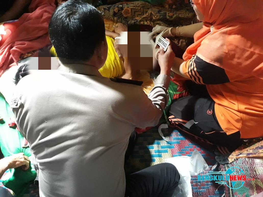 Korban diidentifikasi oleh Kepolisian Polsek Air Besi di rumah duka