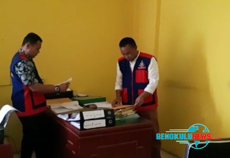 Tim Tipikor Polda Bengkulu Geledah Kantor Dinkes Bengkulu Tengah