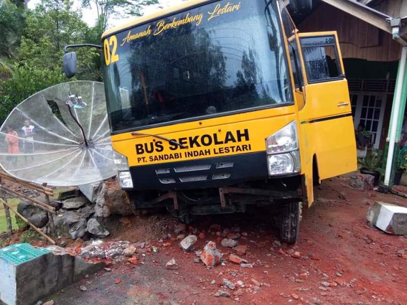 Bus sekolah milik PT. Sandabi Indah Lestari