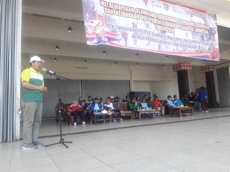 Kepala Dinas Pemuda dan Olahraga Provinsi Bengkulu, Meri Sasdi secara resmi membuka pekan olahraga