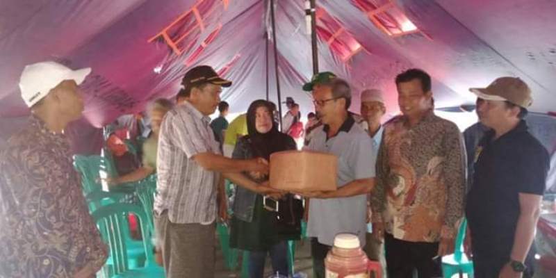 Mantan Wabup Bantu Korban Kebakaran