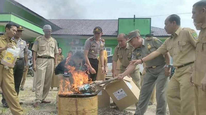 Disdukcapil Kabupaten Bengkulu Tengah memusnahkan E KTP yang rusak