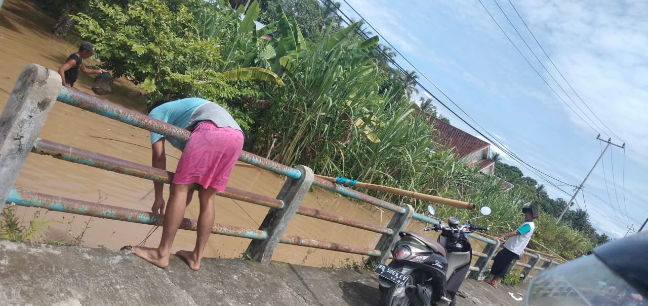Warga Tanjung Agung Dan Tanjung Jaya Menangkul Bareng Di Musim Banjir
