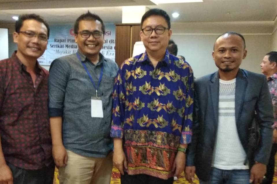 Ketua Dewan Pers (dua dari kiri) bersama Ketua, Sekretaris dan Bendahara SMSI Provinsi Bengkulu