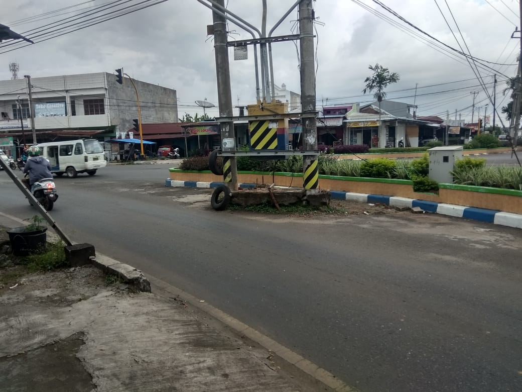 Tiang Listrik Pakai Badan Jalan, PLN Baru Tahu