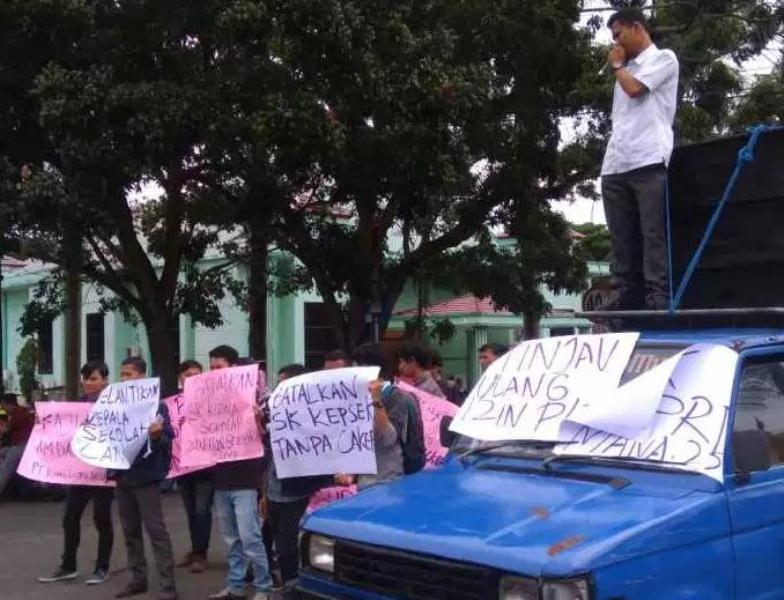 Jaringan Intelektual Manifesto Muda (JIMM) menggelar aksi di depan kantor Gubernur Provinsi Bengkulu