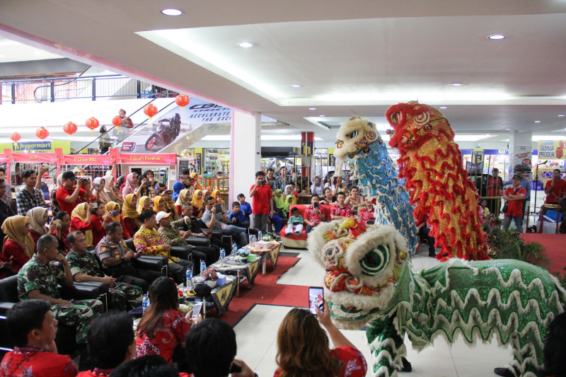 Para pengunjung disuguhi pertunjukan barongsai. Dokumentasi BN