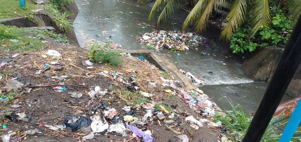 Minim Alat, Sampah di Drainase Dekat Balai Kota Menumpuk
