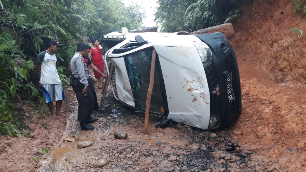 Mobil Strada Terguling, Satu Orang Tewas