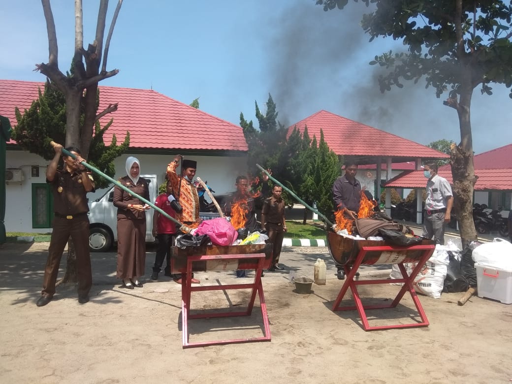 Kejari Musnahkan Barang Bukti Tindak Pidana Umum