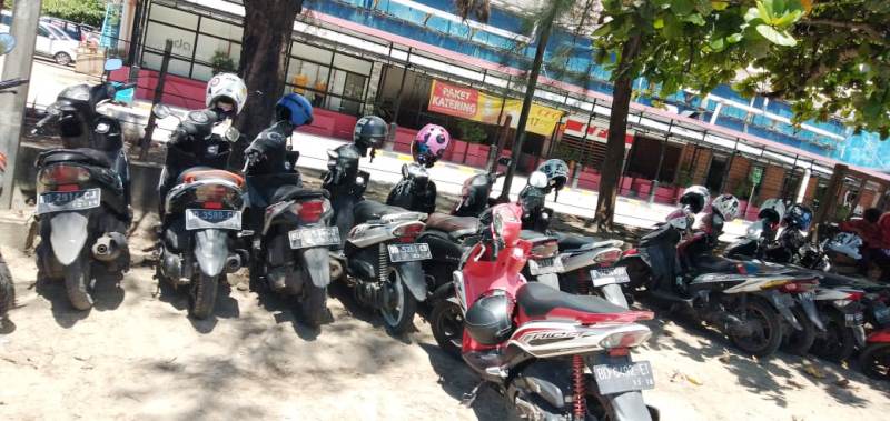Parkiran di belakang BIM