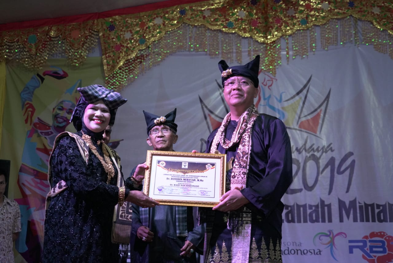 Dianugerahi Gelar Kehormatan, Rohidin: Semua Suku di Bengkulu Adalah Keluarga