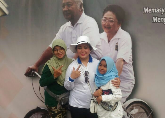 Warga Antusias Berfoto Bersama Pak Harto dan Ibu Tien di CFD